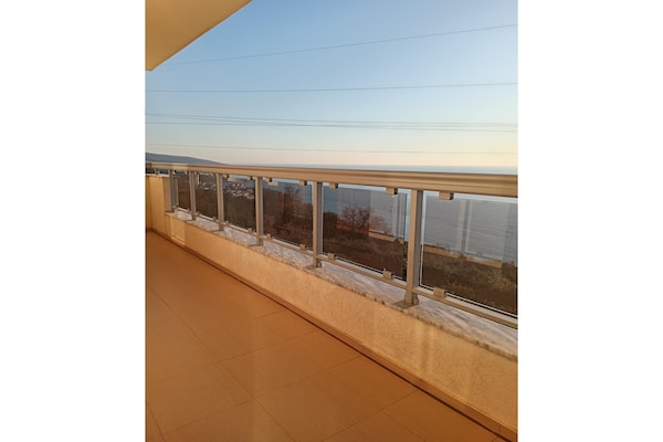 Foto van Chique appartement met zwembad in Dobra Voda - Vakantiehuis in Dobra Voda - TerraceBalcony