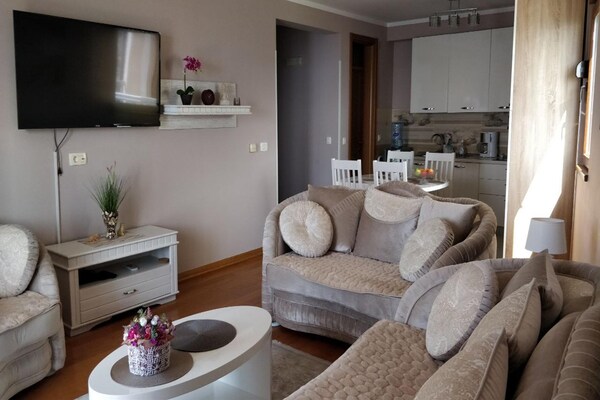 Foto van Chique appartement met zwembad in Dobra Voda - Vakantiehuis in Dobra Voda - LivingRoom