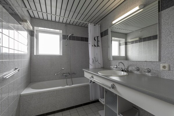 Foto van Callantsduyne 21 met uitzicht op de duinen - Vakantiehuis in Callantsoog - BathRoom