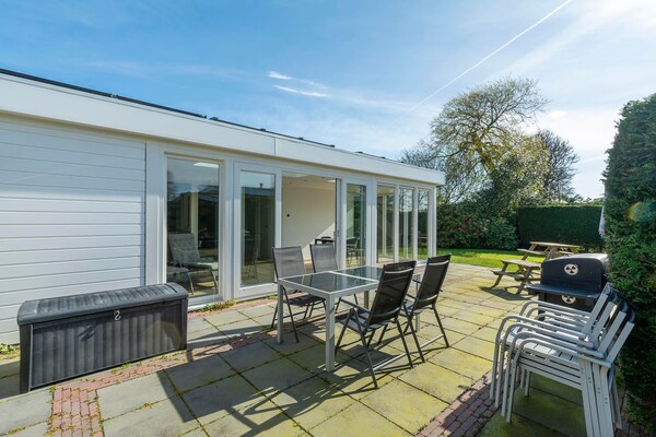 Foto van Bungalow met sauna en zwembad in rustige buurt - Vakantiehuis in Sint Maartenszee - TerraceBalcony
