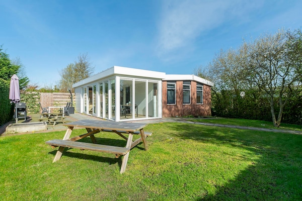 Foto van Bungalow met sauna en zwembad in rustige buurt - Vakantiehuis in Sint Maartenszee - ExteriorSummer