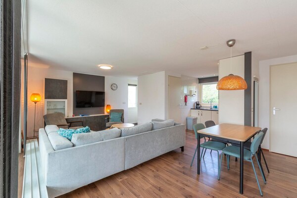 Foto van Bungalow met sauna en zwembad in rustige buurt - Vakantiehuis in Sint Maartenszee - BedRoom