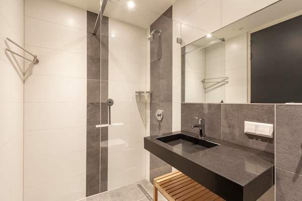 Foto van Suite De Uitwaayer voor 2 personen - Vakantiehuis in Sint Maartensvlotbrug - BathRoom