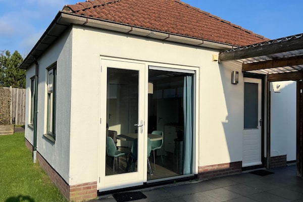 Foto van Centraal gelegen Bungalow op Texel - Vakantiehuis in Den Burg - ExteriorSummer