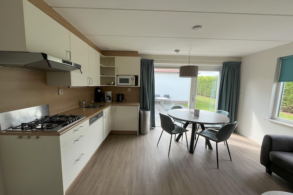 Foto van Centraal gelegen Bungalow op Texel - Vakantiehuis in Den Burg - LivingRoom
