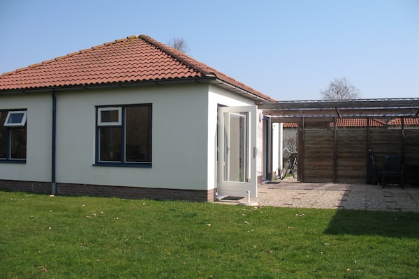 Foto van Centraal gelegen Bungalow op Texel - Vakantiehuis in Den Burg - ExteriorSummer
