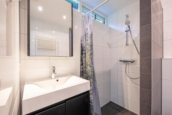 Foto van Gezellig vakantiehuis met bubbelbad op Texel - Vakantiehuis in Den Burg - BathRoom