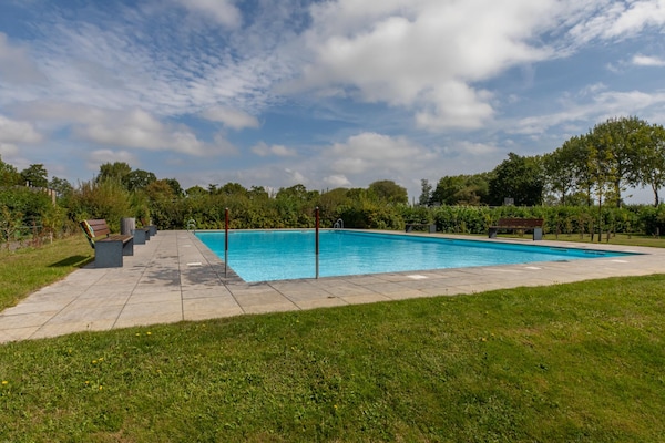 Foto van Vakantiehuis bij Strand met Zwembad - Vakantiehuis in Burgh-Haamstede - ParkFacilities