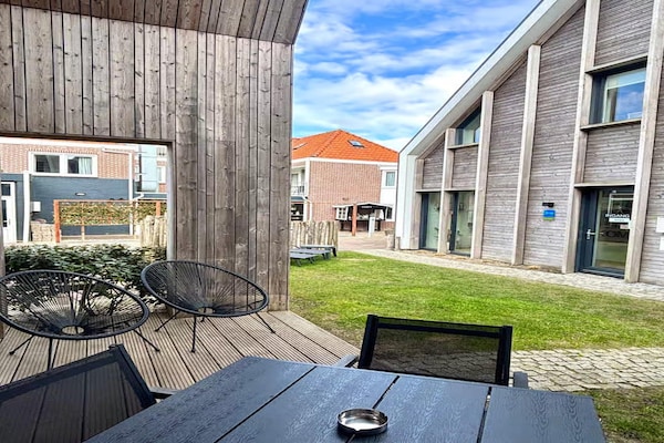 Foto van Gezellige 4-persoons lodge in tiny house stijl. - Vakantiehuis in Zoutelande - TerraceBalcony