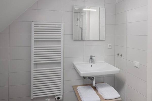 Foto van Villa aan het Veerse Meer met luxe voorzieningen - Vakantiehuis in Wolphaartsdijk - BathRoom