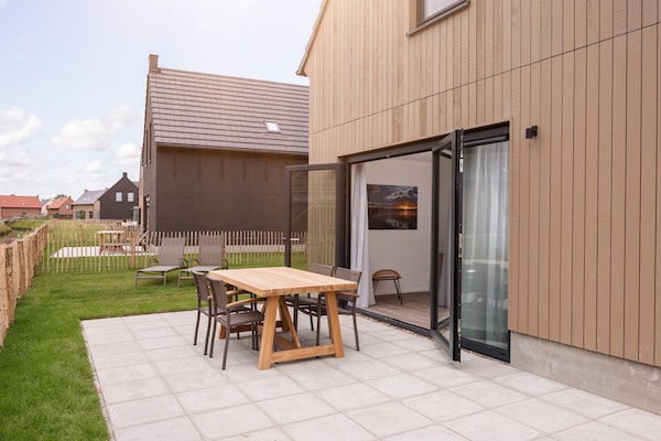 Foto van Villa aan het Veerse Meer met luxe voorzieningen - Vakantiehuis in Wolphaartsdijk - TerraceBalcony