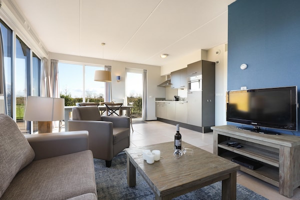 Foto van Verblijf aan het water vlakbij het strand - Vakantiehuis in Nieuwvliet - LivingRoom