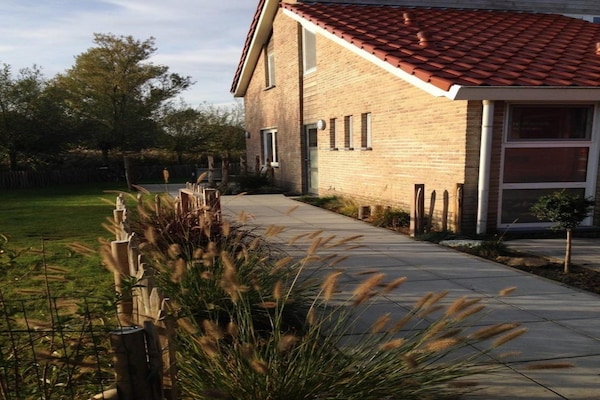 Foto van Bungalow in Breskens met eigen aanlegsteiger - Vakantiehuis in Breskens - ExteriorSummer