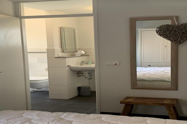 Foto van Bungalow in Breskens met eigen aanlegsteiger - Vakantiehuis in Breskens - BathRoom
