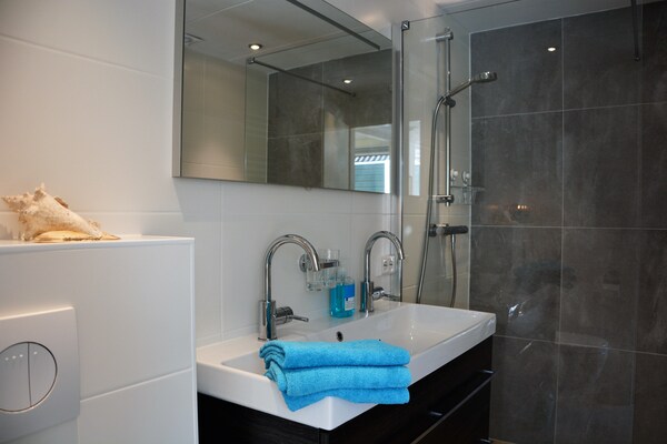 Foto van Vakantiehuis bij Noordwijkerhout Strand - Vakantiehuis in Noordwijkerhout - BathRoom