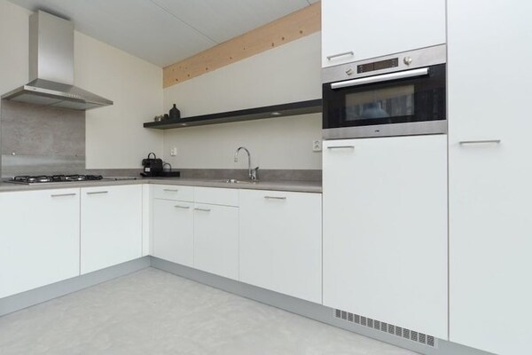 Foto van Modern toevluchtsoord bij de duinen - Vakantiehuis in Bloemendaal - Kitchen