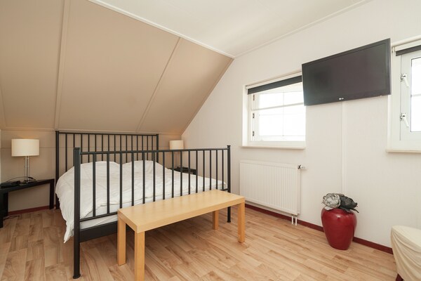 Foto van Boothuis Villa bij Stavoren met uitzicht - Vakantiehuis in Stavoren - BedRoom