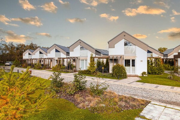 Foto van Comfortabele vakantiehuizen, zomerzwembad, sauna - Vakantiehuis in Niechorze - ExteriorSummer