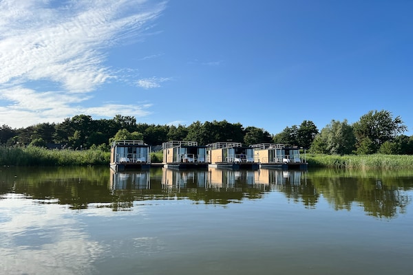 Foto van Woonboot in Łazy bij Jamno-meer en zee - Vakantiehuis in Łazy - ExteriorSummer