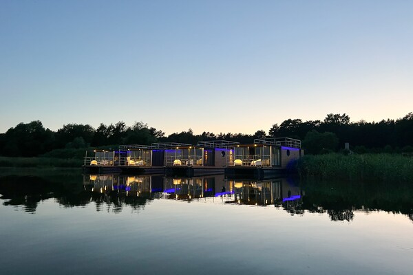 Foto van Woonboot in Łazy bij Jamno-meer en zee - Vakantiehuis in Łazy - ExteriorSummer