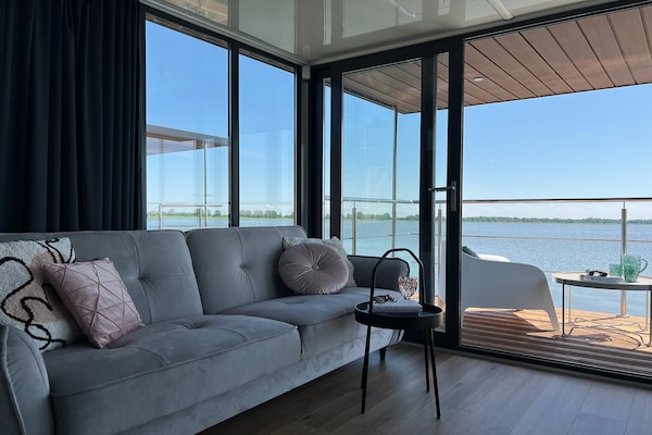 Foto van Woonboot in Łazy bij Jamno-meer en zee - Vakantiehuis in Łazy - LivingRoom