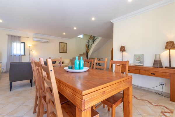 Foto van Luxe villa met verwarmbaar privézwembad - Vakantiehuis in Albufeira - DiningRoom