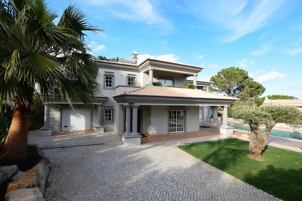 Foto van Luxueuze villa met zwembad dichtbij - Vakantiehuis in Almancil - ExteriorSummer