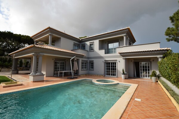 Foto van Luxueuze villa met zwembad dichtbij - Vakantiehuis in Almancil - PoolOfHouse