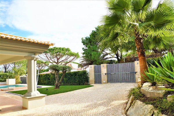 Foto van Luxueuze villa met zwembad dichtbij - Vakantiehuis in Almancil - ExteriorSummer