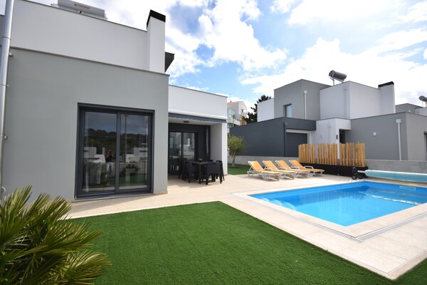 Foto van Familievilla met terras en zwembad - Vakantiehuis in Foz do Arelho - ExteriorSummer