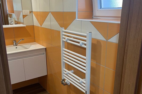 Foto van Meadow Tranquil Apartments with Evergreen Garden - Two Bedroom Apartment - BathRoom