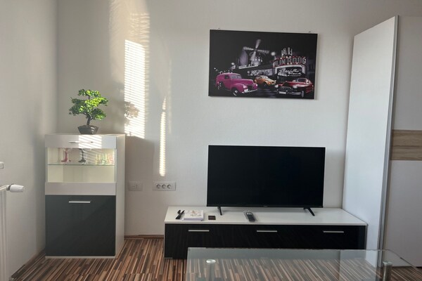 Foto van Meadow Tranquil Apartments with Evergreen Garden - Two Bedroom Apartment - LivingRoom