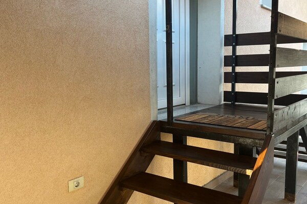 Foto van Meadow Tranquil Apartments with Evergreen Garden - Two Bedroom Apartment - stairs