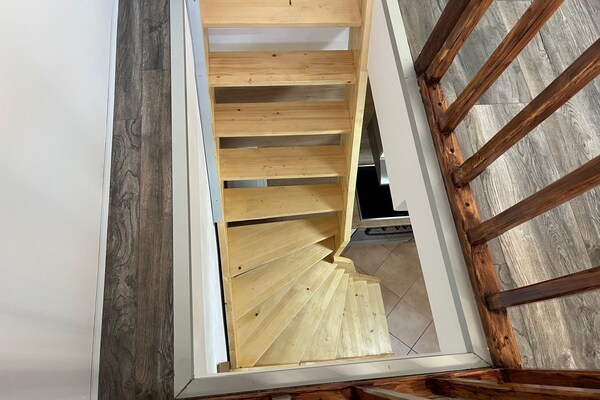 Foto van Meadow Tranquil Apartments with Evergreen Garden - Two Bedroom Apartment - stairs