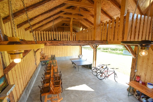 Foto van Cozy Luxe Holiday Home with Natural Thermal Bath - Seven Bedroom Holiday Home - Outdoor