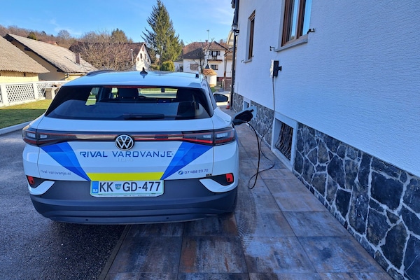 Foto van Cozy Luxe Holiday Home with Natural Thermal Bath - Seven Bedroom Holiday Home - Outdoor