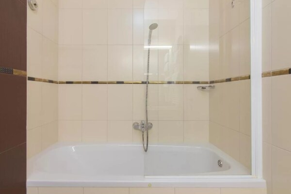 Foto van Marina Portorož Family Friendly Apartment 3 - Two Bedroom Apartment - BathRoom