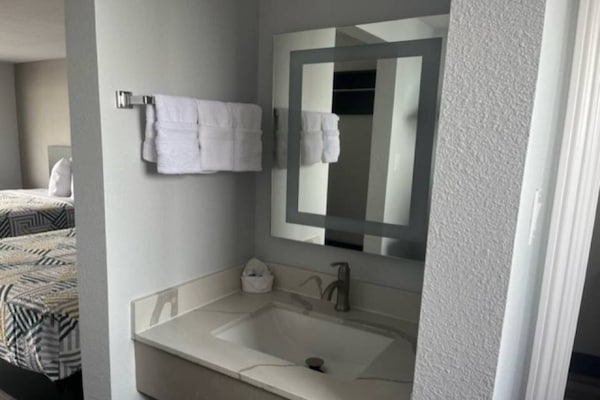 Foto van 2 tweepersoonsbedden | Suite, keuken - Vakantiehuis in Eureka - BathRoom