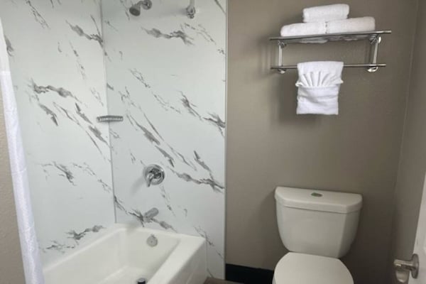 Foto van 2 tweepersoonsbedden | Suite, keuken - Vakantiehuis in Eureka - BathRoom